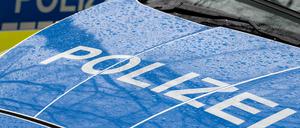 Der Schriftzug „Polizei“ auf der Kühlerhaube eines Autos. (Symbolbild) 