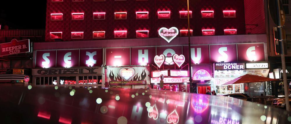 Die Reeperbahn bei Nacht zu erkunden, gehört für viele zu einem Hamburg-Besuch dazu.