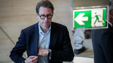 Andreas Scheuer, CSU-Bundestagsabgeordneter und ehemaliger Bundesverkehrsminister, kommt am Rande der Sitzung des Bundestags zu einer Abstimmung. 