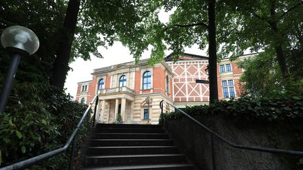 Kurzer Weg aus dem Grünen in den Musentempel: Eine Treppe führt in Bayreuth direkt aus dem Park ins Festspielhaus.