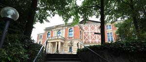 Kurzer Weg aus dem Grünen in den Musentempel: Eine Treppe führt in Bayreuth direkt aus dem Park ins Festspielhaus.