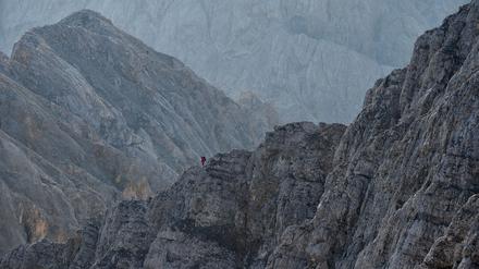 Bayern, Grainau: Ein Bergsteiger begeht beim Sonnenaufgang den Jubiläumsgrat. (Archiv)
