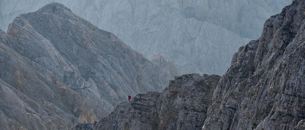 Bayern, Grainau: Ein Bergsteiger begeht beim Sonnenaufgang den Jubiläumsgrat. (Archiv)