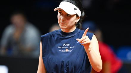 Tennisspielerin Eva Lys muss vor den US Open auf ihren Körper achten - und zieht in Cleveland nach einem Sieg zurück. 