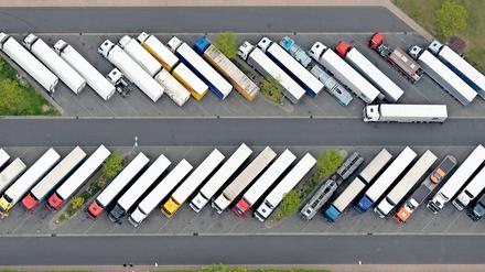 Voll besetzt: LKW-Parkplatz an der Raststätte Michendorf 