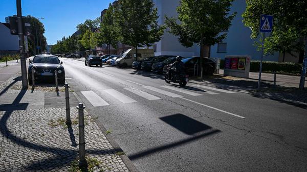 In der Einbecker Straße in Lichtenberg ist an diesem Fußgängerüberweg ein zweijähriger Junge am Montagvormittag von einem Auto erfasst worden Er ist im Krankenhaus verstorben.