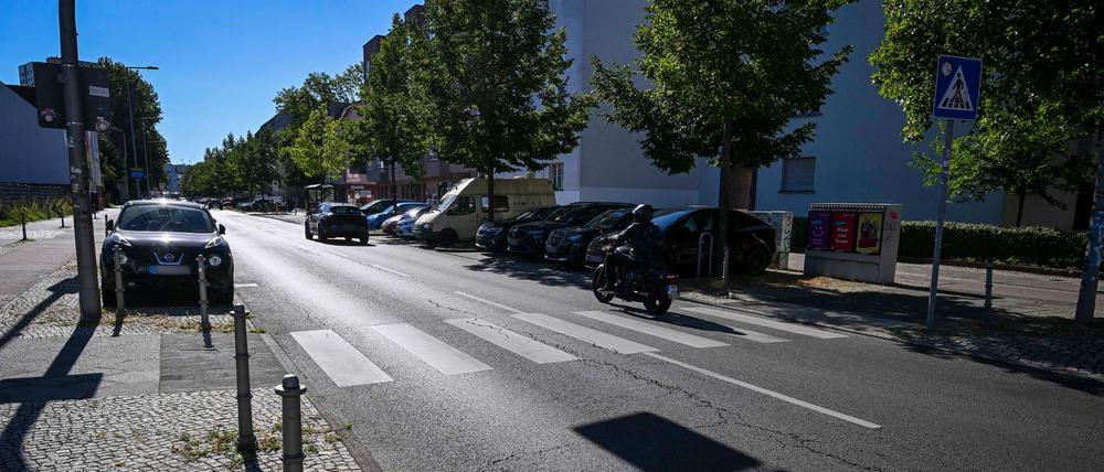 In der Einbecker Straße in Lichtenberg ist an diesem Fußgängerüberweg ein zweijähriger Junge am Montagvormittag von einem Auto erfasst worden Er ist im Krankenhaus verstorben.