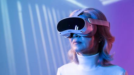 Eine Frau trägt eine VR-Brille. (Symbolbild)