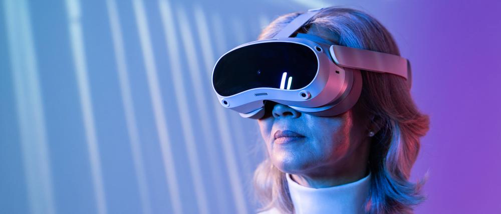 Eine Frau trägt eine VR-Brille. (Symbolbild)
