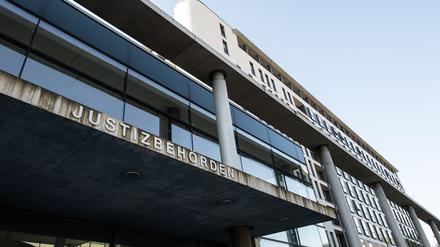 Der 26 Jahre alte Angeklagten räumte die ihm vorgeworfenen 112 Taten zum Prozessbeginn vollumfänglich ein. (Archivbild)