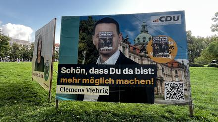 Großplakate am Platz der Einheit in Potsdam wurden überklebt.
