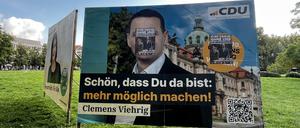 Großplakate am Platz der Einheit in Potsdam wurden überklebt.