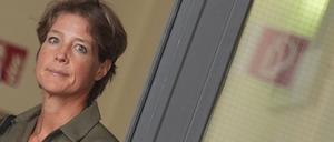 19.08.2025, Hamburg: Christina Block, deutsche Gastronomin und Unternehmerin, geht nach einer Pause im Prozess wegen mutmaßlicher Kindesentführung über einen Flur im Strafjustizgebäude zurück zum Gerichtssaal. 