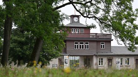 Der Eingang zur KZ-Gedenkstätte Buchenwald mit dem historischen Lagertor.