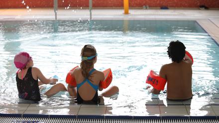Kinder müssen am und im Wasser immer beaufsichtigt werden – auch wenn sie Schwimmhilfen tragen.