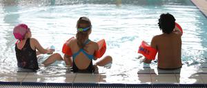Kinder müssen am und im Wasser immer beaufsichtigt werden – auch wenn sie Schwimmhilfen tragen.