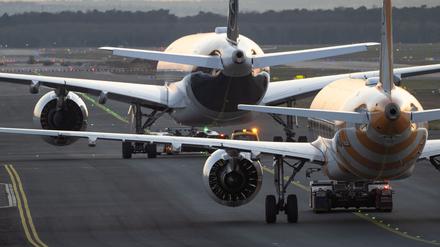 Lufthansa und Condor konkurrieren am Frankfurter Flughafen.
