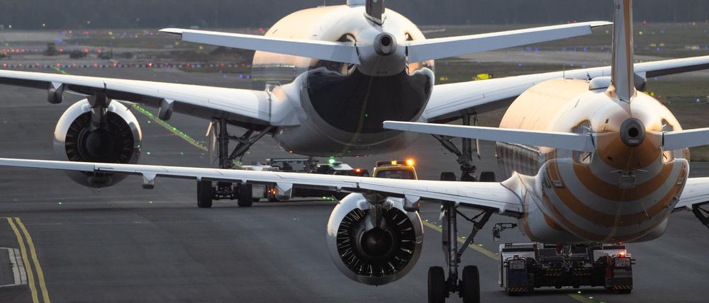 Lufthansa und Condor konkurrieren am Frankfurter Flughafen.