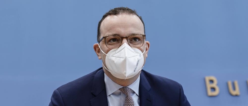 Jens Spahn nimmt 2021 vor Beginn einer Pressekonferenz zur Corona-Lage Platz.