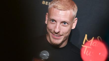 20.08.2025, Berlin: Comedian Felix Lobrecht präsentiert seine Wachsfigur bei Madame Tussauds Berlin. Foto: Jens Kalaene/dpa +++ dpa-Bildfunk +++