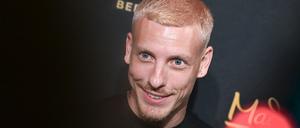 20.08.2025, Berlin: Comedian Felix Lobrecht präsentiert seine Wachsfigur bei Madame Tussauds Berlin. Foto: Jens Kalaene/dpa +++ dpa-Bildfunk +++