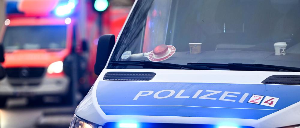 Ein Polizeiauto und ein Rettungswagen mit Blaulicht. (Archiv)