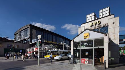 Der Bahnhof Zoologischer Garten unter blauem Himmel.