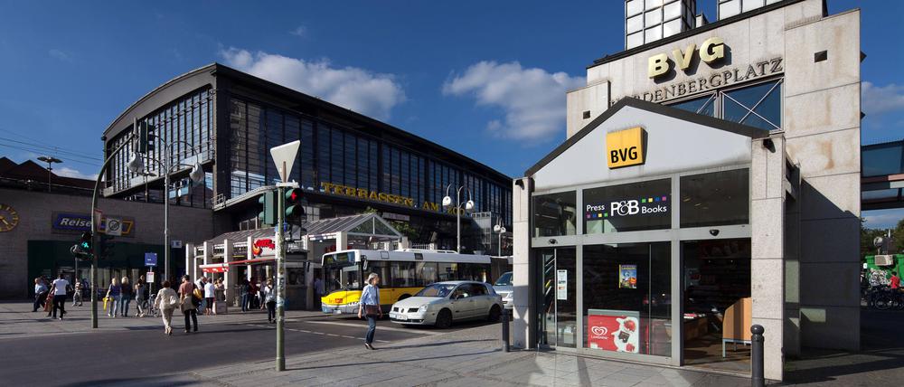 Der Bahnhof Zoologischer Garten unter blauem Himmel.