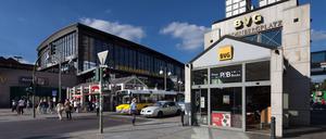 Der Bahnhof Zoologischer Garten unter blauem Himmel.