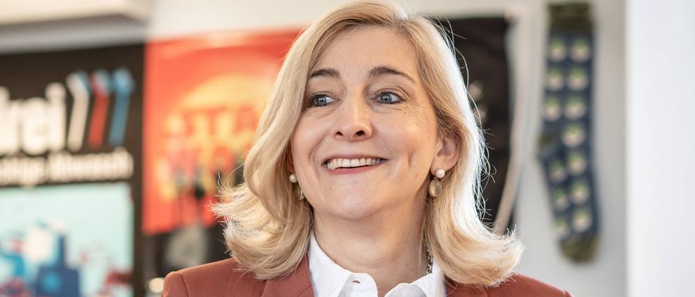 Bundesgesundheitsministerin Nina Warken besucht ein Seniorenzentrum.