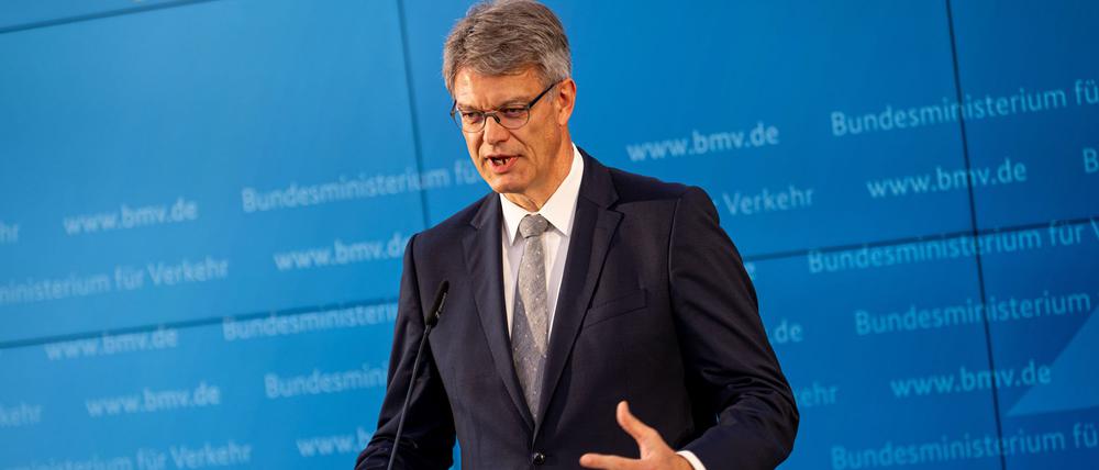 14.08.2025, Berlin: Patrick Schnieder (CDU), Bundesminister für Verkehr, gibt im Bundesministerium für Verkehr ein Pressestatement zum vorzeitigen Aus für Bahnchef R. Lutz bei der Deutschen Bahn.