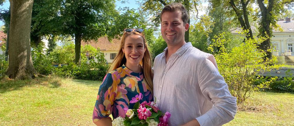 Spontane Segenshochzeit in Lübars. Das junge Paar sind Victoria und Mario, das ältere Piotr und Barbara, die Pfarrerin ist Ute Sauerbey.
Foto: Saskia Kabelitz