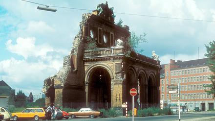 Postkartenansicht aus West-Berlin 1976. Der zerstörte Anhalter Bahnhof macht ein beleidigtes Gesicht. 