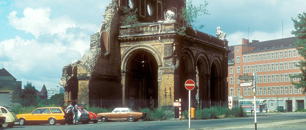 Postkartenansicht aus West-Berlin 1976. Der zerstörte Anhalter Bahnhof macht ein beleidigtes Gesicht.