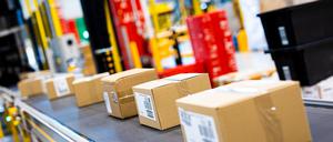 Pakete fahren im Logistikzentrum des Onlineversandhändlers Amazon über ein Laufband. 