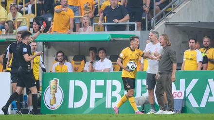 Der Mainzer Trainer Bo Henriksen (r) ist für ein DFB-Pokalspiel gesperrt worden.
