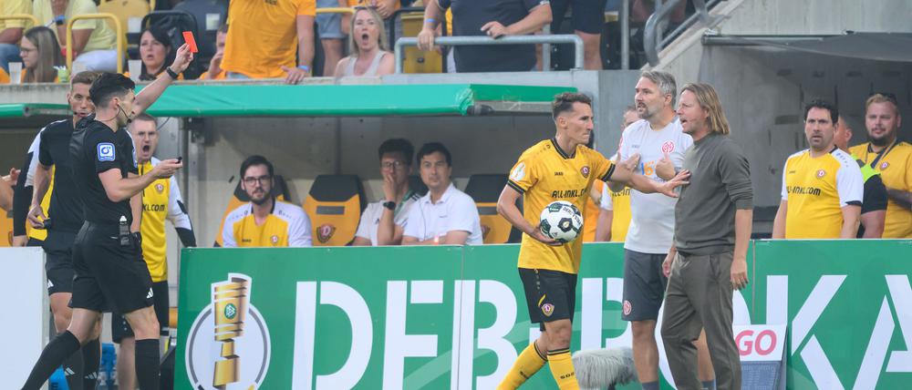 Der Mainzer Trainer Bo Henriksen (r) ist für ein DFB-Pokalspiel gesperrt worden.