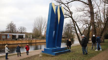Das Kunstwerk „Dynamisches Raumzeichen II“ von Otto Herbert Hajek wird abgebaut.