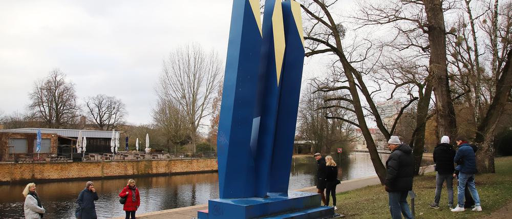 Das Kunstwerk „Dynamisches Raumzeichen II“ von Otto Herbert Hajek wird abgebaut.