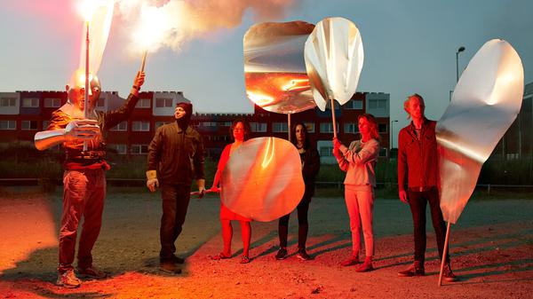 Sylvie Zijlmans & Hewald Jongenelis, The Magnetic North: Amsterdamer Straßenperformance mit einer vermummten Gestalt namens „De Oplichter“.