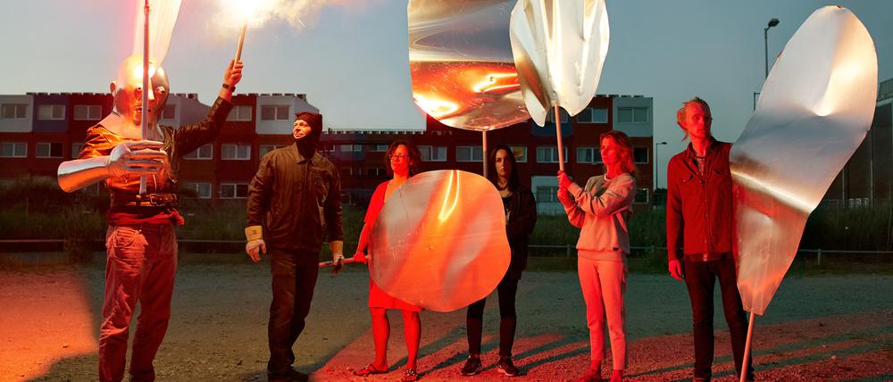 Sylvie Zijlmans & Hewald Jongenelis, The Magnetic North: Amsterdamer Straßenperformance mit einer vermummten Gestalt namens „De Oplichter“.