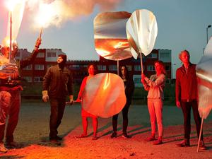Sylvie Zijlmans & Hewald Jongenelis, The Magnetic North: Amsterdamer Straßenperformance mit einer vermummten Gestalt namens „De Oplichter“.