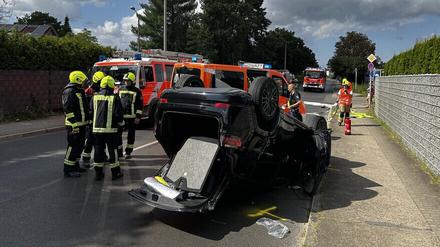 Ein Jeep liegt auf dem Dach mit einem geöffneten Kofferraum.