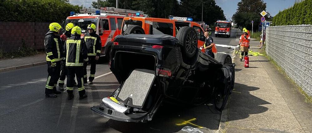 Ein Jeep liegt auf dem Dach mit einem geöffneten Kofferraum.