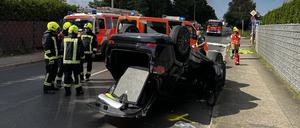 Ein Jeep liegt auf dem Dach mit einem geöffneten Kofferraum.