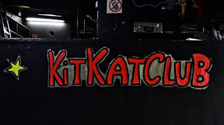 Der Schriftzug KitKatClub ist in roter Farbe auf schwarzem Hintergrund zu lesen.