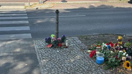 Der Zebrastreifen und Trauernde an der Einbecker Straße Ecke Lincolnstraße in Berlin-Lichtenberg, wo am 18.8.2025 ein zweijähriger Junge bei einem Unfall getötet wurde.
Foto: Henning Onken