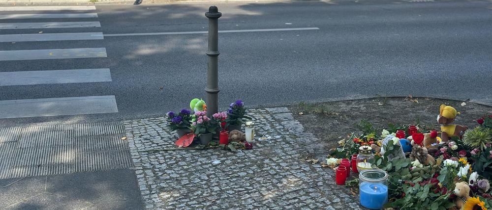 Der Zebrastreifen und Trauernde an der Einbecker Straße Ecke Lincolnstraße in Berlin-Lichtenberg, wo am 18.8.2025 ein zweijähriger Junge bei einem Unfall getötet wurde.
Foto: Henning Onken