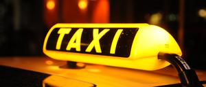 Ein Taxischild (Symbolbild).