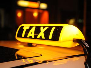Ein Taxischild (Symbolbild).